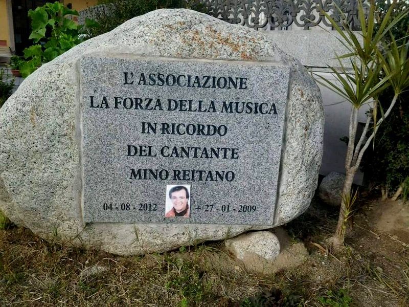 Rimossa la targa in memoria di Mino Reitano: polemiche a Gioiosa Ionica