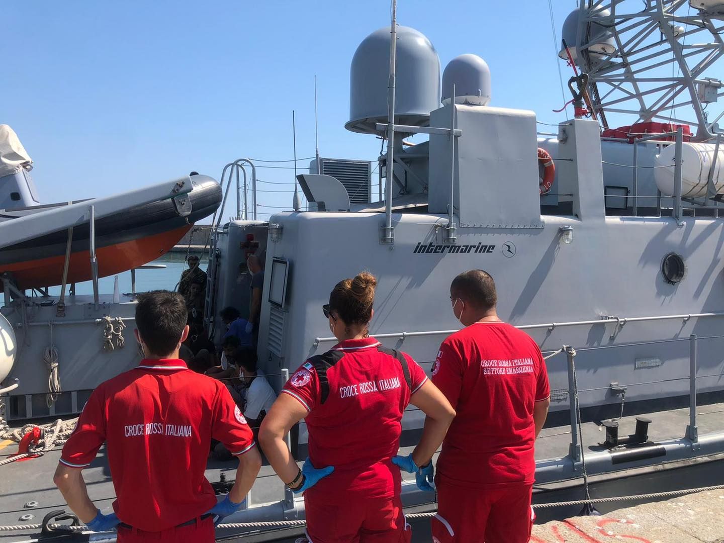 Migranti, sono sbarcati in 154 a Crotone: malori a causa del caldo torrido – FOTO