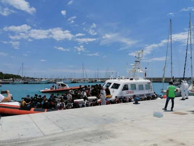 Roccella Jonica, in 80 sbarcano nel porto. Altri 109 intercettati a Punta Stilo