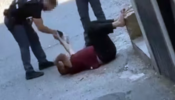 Nuovo video: una chiazza di sangue sotto la testa di Fakir