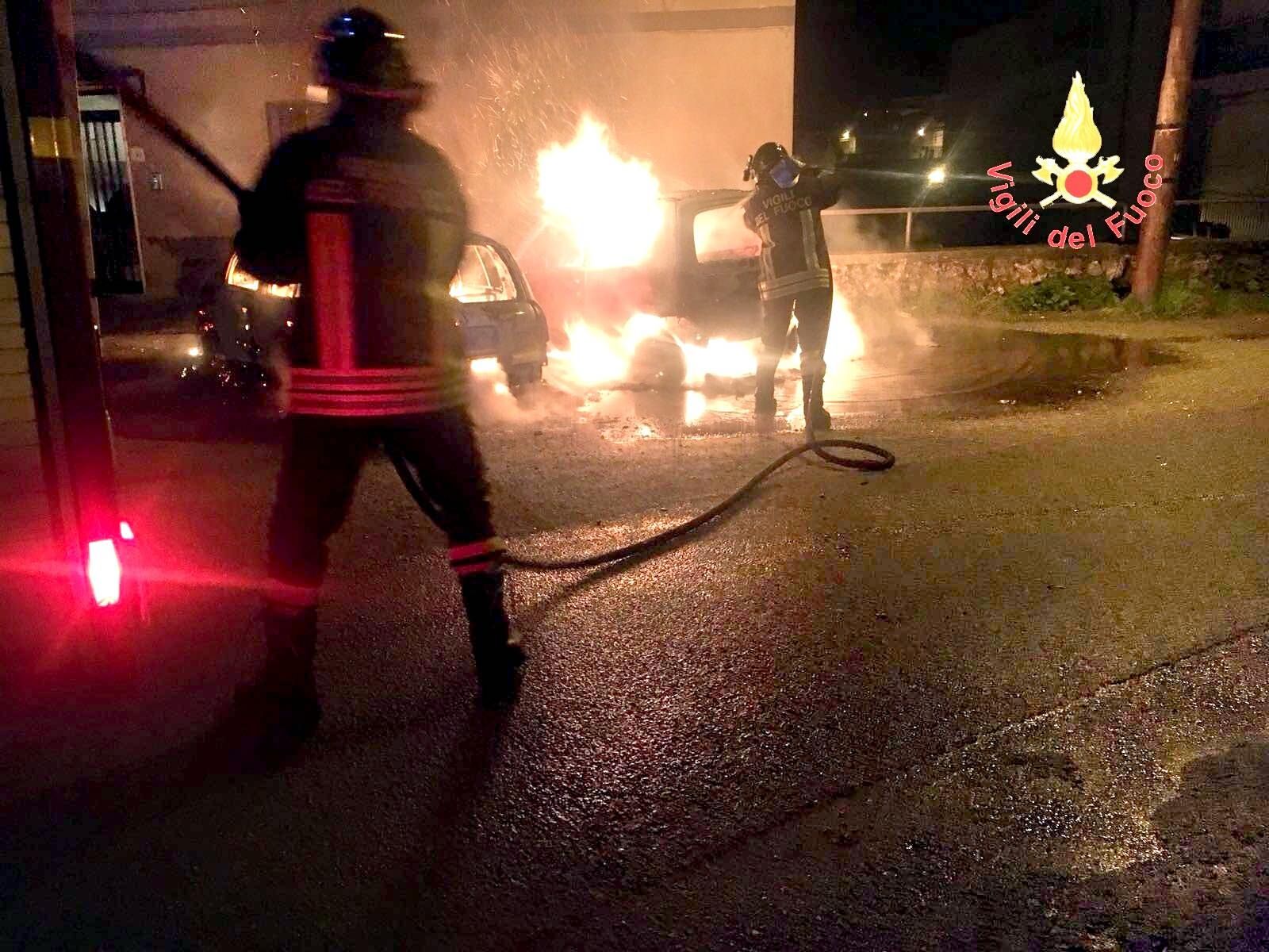 Due auto distrutte da un incendio a Borgia