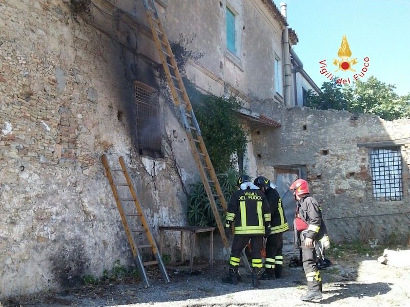 Botricello, le fiamme distruggono un casolare