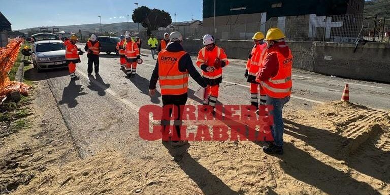 Abbattuto l’ecomostro, il sindaco di Melissa: «Strada già riaperta al traffico. Operazioni andate alla perfezione»