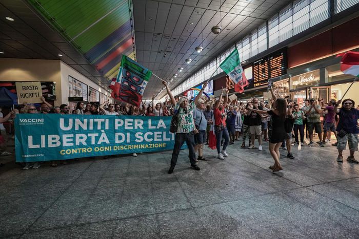 Blocco delle stazioni ferroviarie, i “no Green Pass” manifesteranno anche in quattro città calabresi