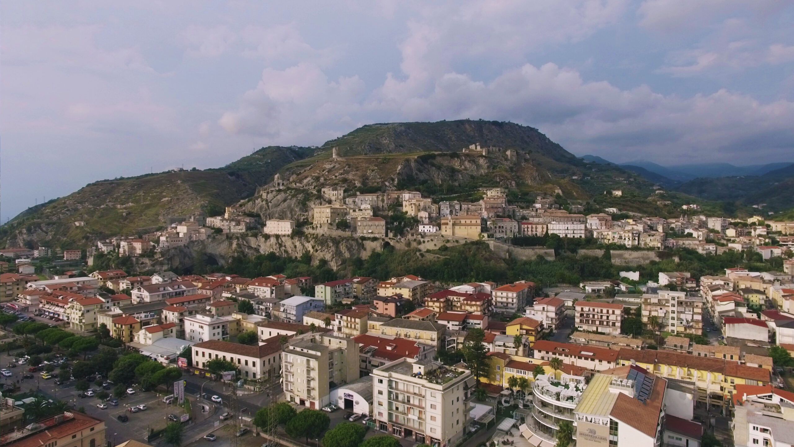 Picco di contagi ad Amantea, i commissari chiudono le scuole