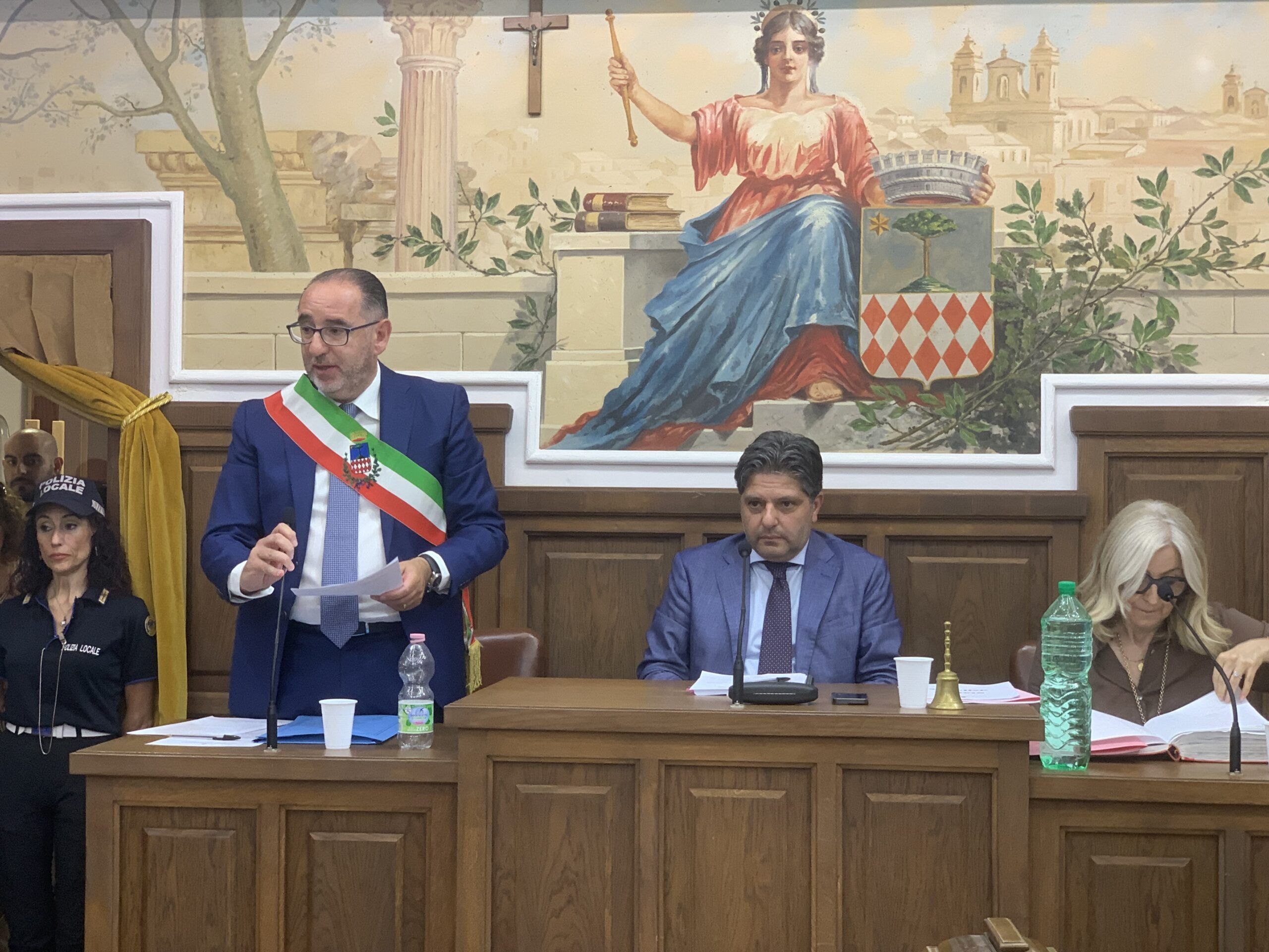 Capannone di un’azienda di rifiuti a Cittanova in fiamme, il sindaco: «Nessuna preoccupazione per la salute»