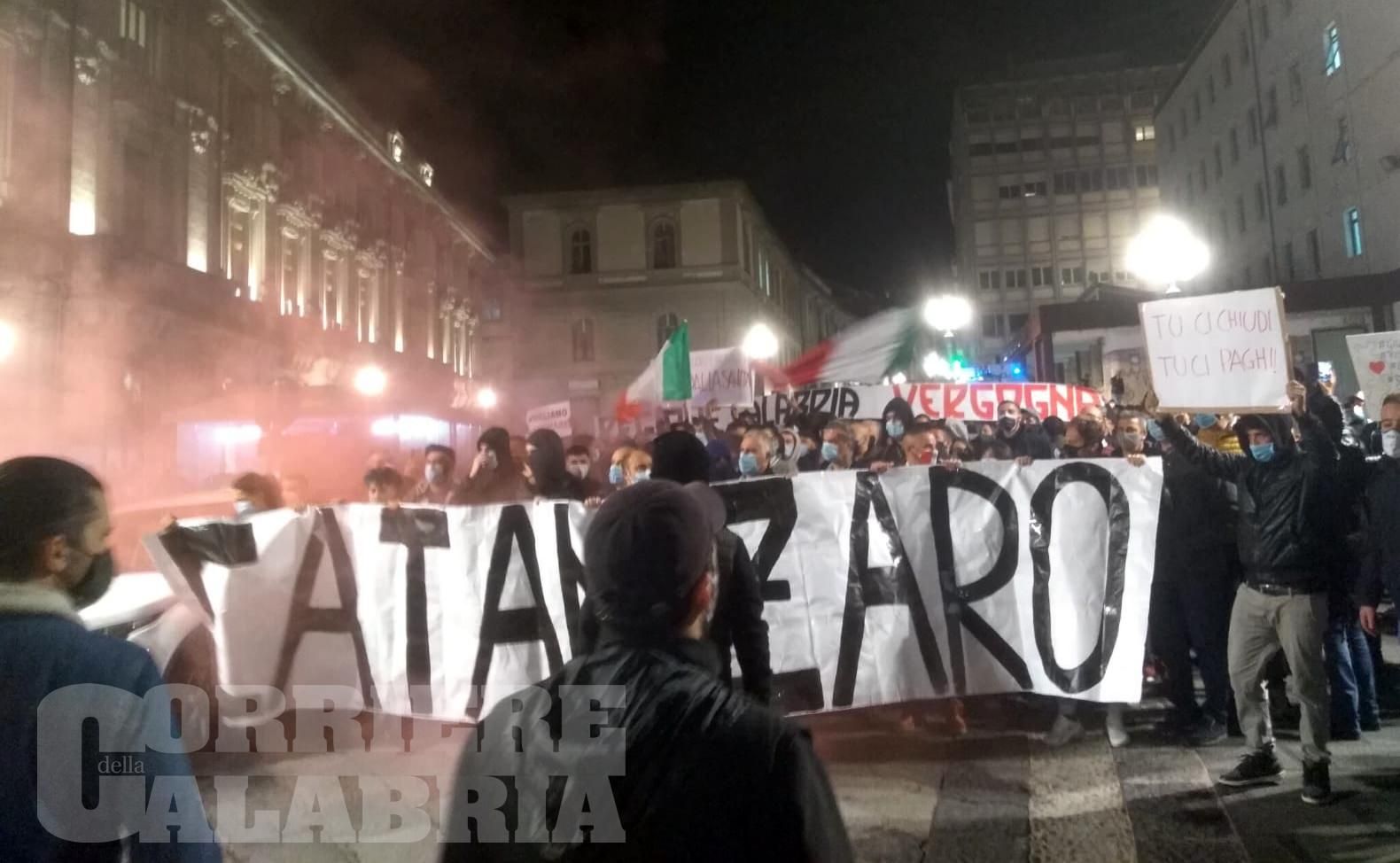 Catanzaro in corteo contro governo e Regione – VIDEO E FOTO