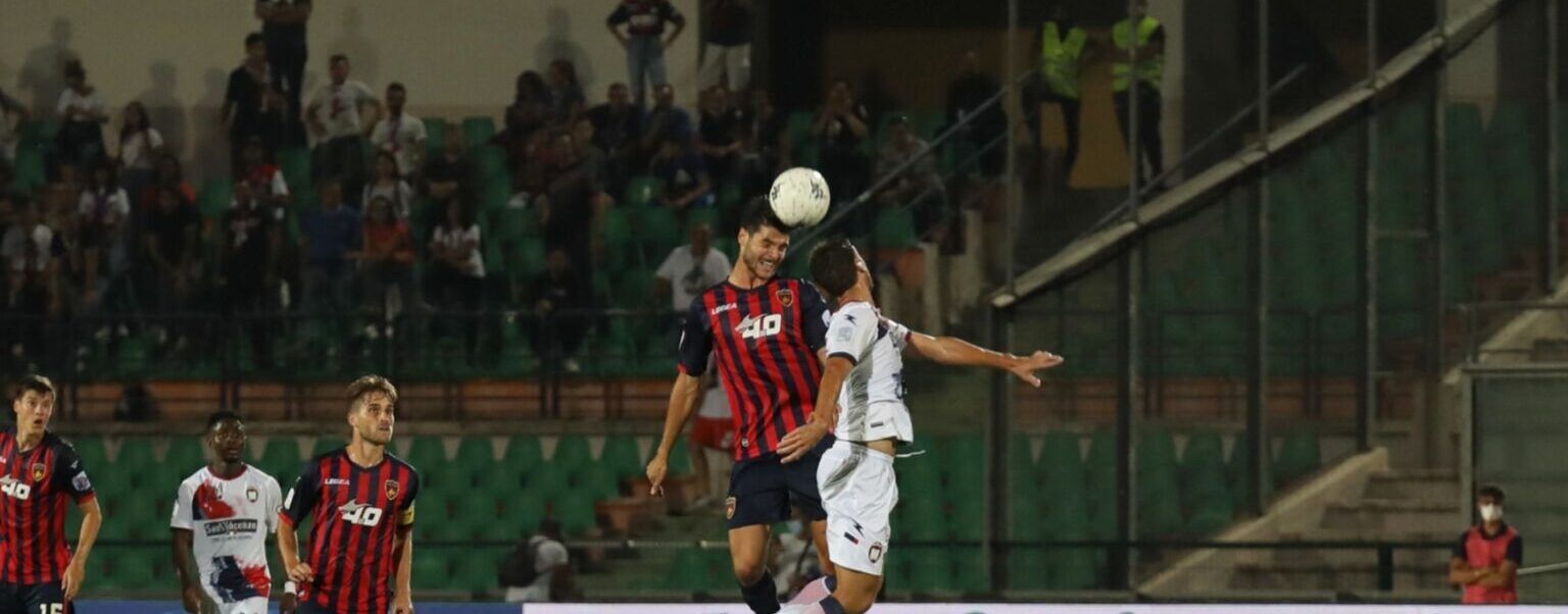 Al Cosenza il derby di Calabria, Carraro lancia l’11 di Zaffaroni in zona playoff