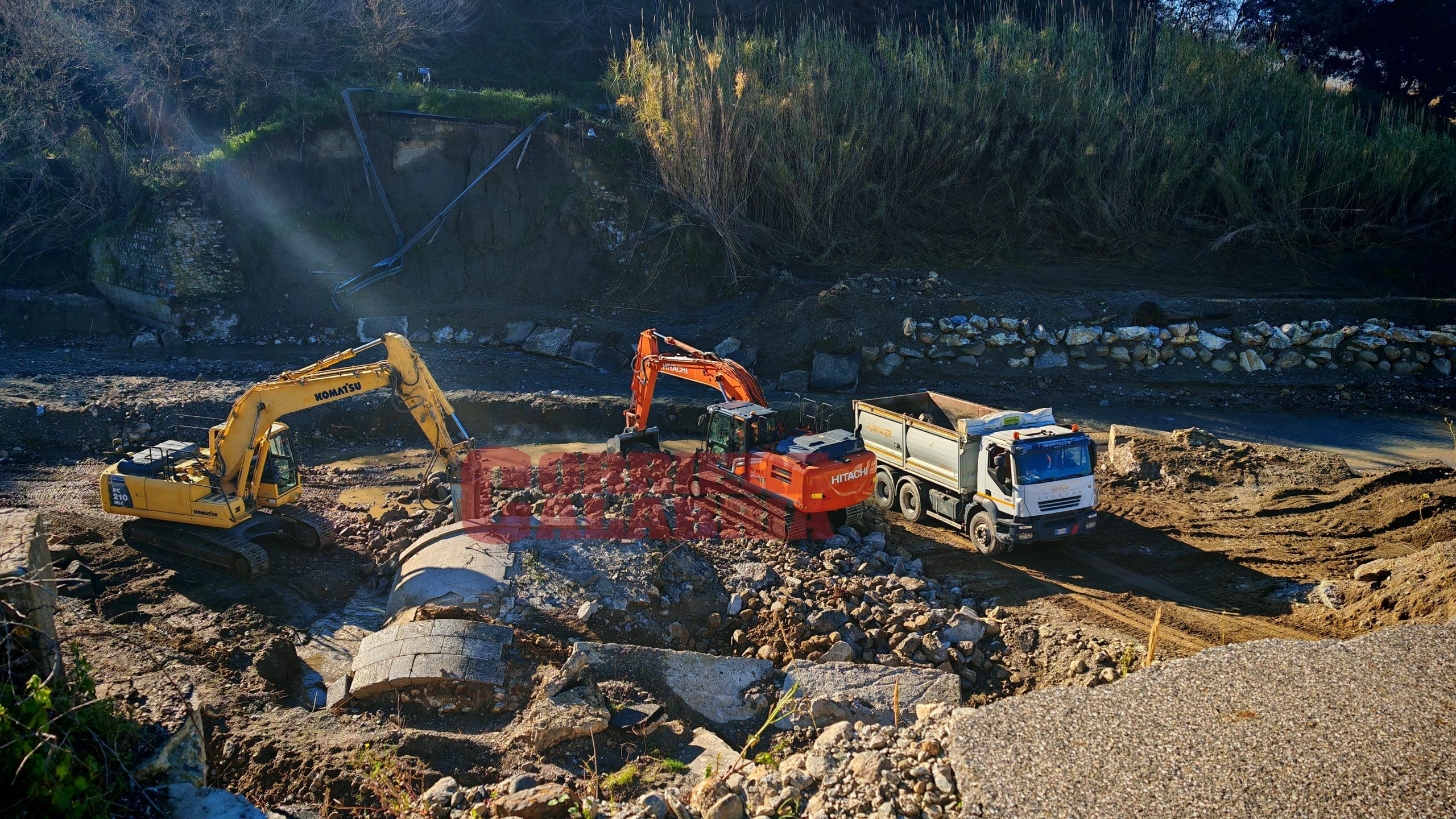 Ponte sul Cottola, c’è uno spiraglio ma la ricostruzione è lontana. I sindaci: «Un’area della Calabria ancora spaccata in due»