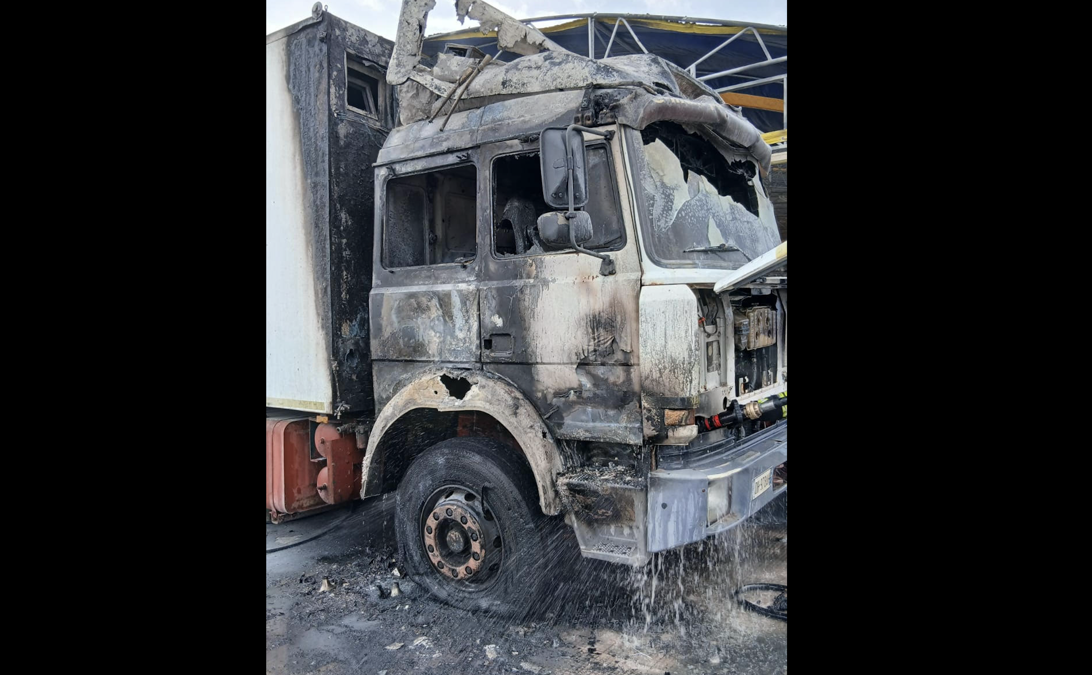 Distrutto dalle fiamme un camion sul lungomare di Roccella Jonica