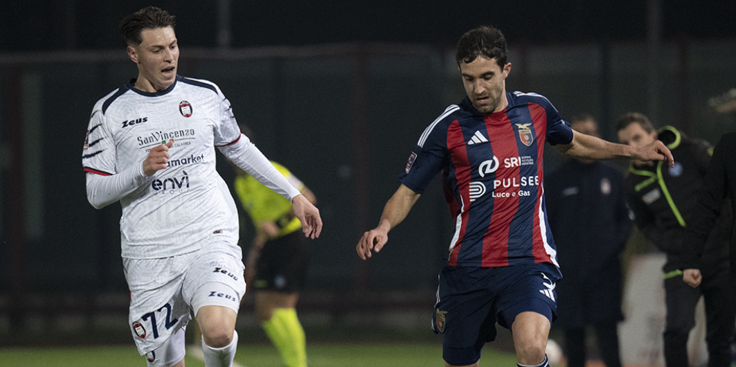 Prova di carattere del Crotone, resiste in dieci e strappa il pari a Caserta: 2-2