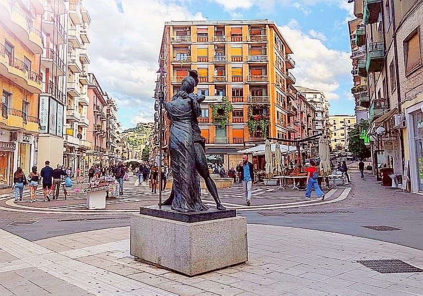 Cosenza, emergenza Covid: mascherine obbligatorie all’aperto dal 6 al 31 dicembre