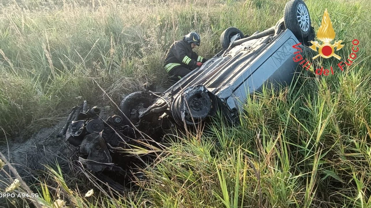 Impatto tra due auto nel Crotonese, una esce di strada e si ribalta – FOTO