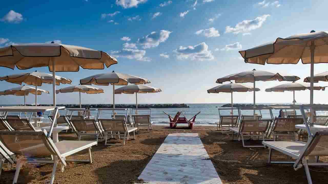 I lettini al lido di Ostia come “ricompensa”: indagato Marcello Minenna