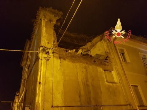 Crolla parte di una palazzina a Sambiase – VIDEO