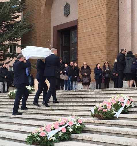 Cosenza, lacrime e silenzio per l'addio alla piccola Marianna – VIDEO