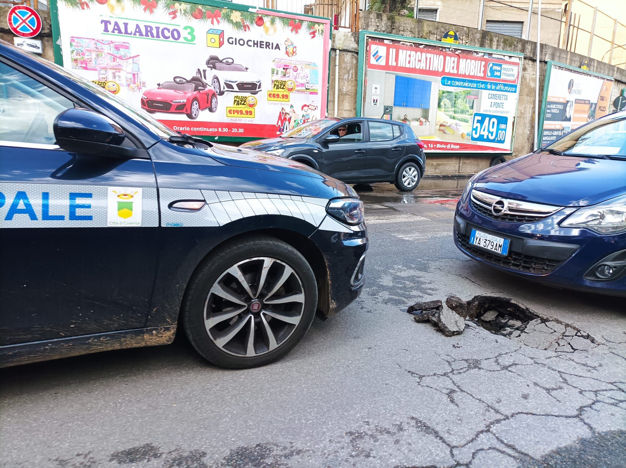 Si apre una crepa nella strada a Cosenza, traffico in tilt