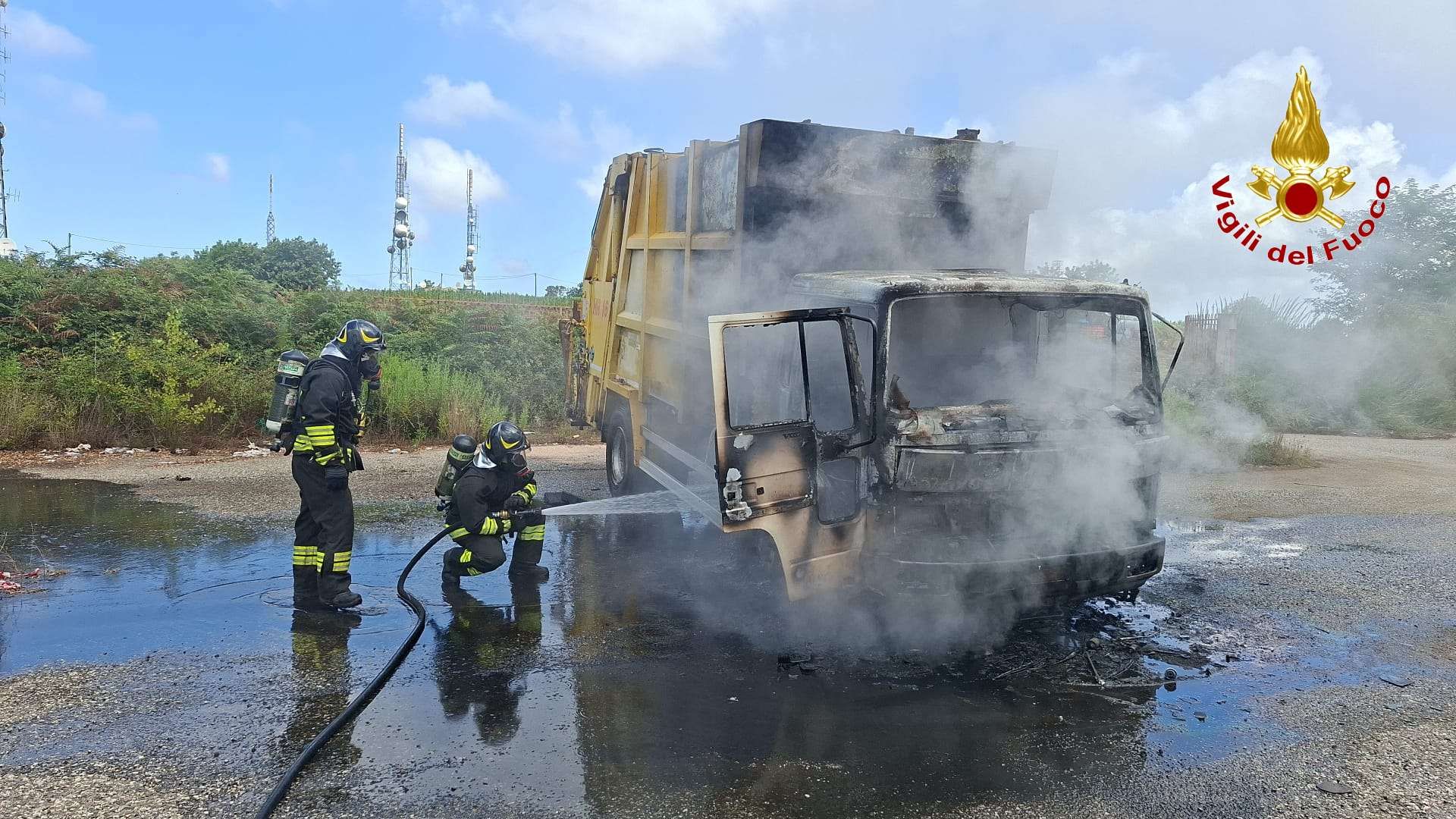 Joppolo, incendio al Monte Poro: in fiamme un autocompattatore vicino al palazzetto