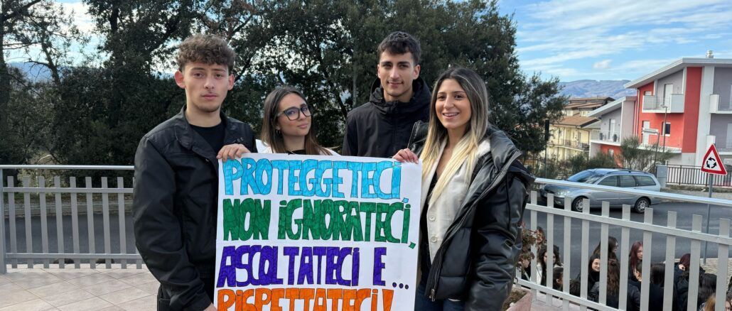 Deepfake ad Acri, le studentesse manifestano. «La violenza non cambia, cambiano i mezzi per agirla»