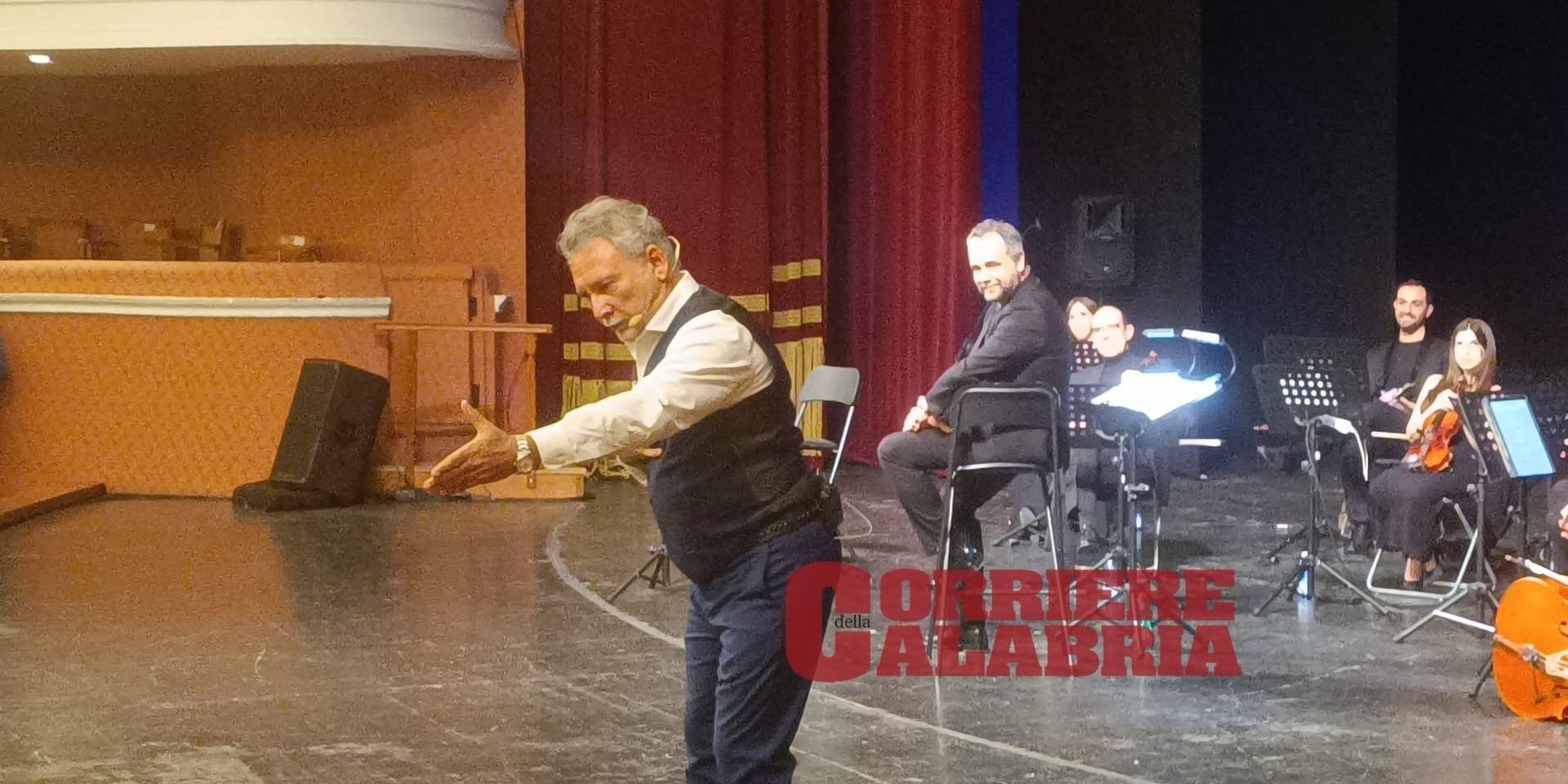 “Si ride… a crepafavole”, al Politeama di Catanzaro l’ironia e la comicità di Paolantoni