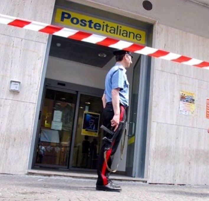 Rapinano un ufficio postale e bruciano un'auto per coprirsi la fuga