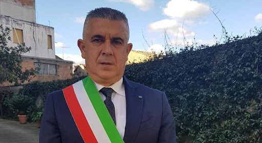 Il sindaco (indagato) di Varapodio attacca la stampa: «Vendono i giornali sul mio nome»