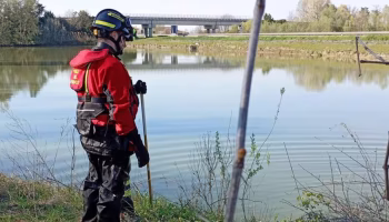 Donna e bimbo morti in un laghetto, si indaga per omicidio