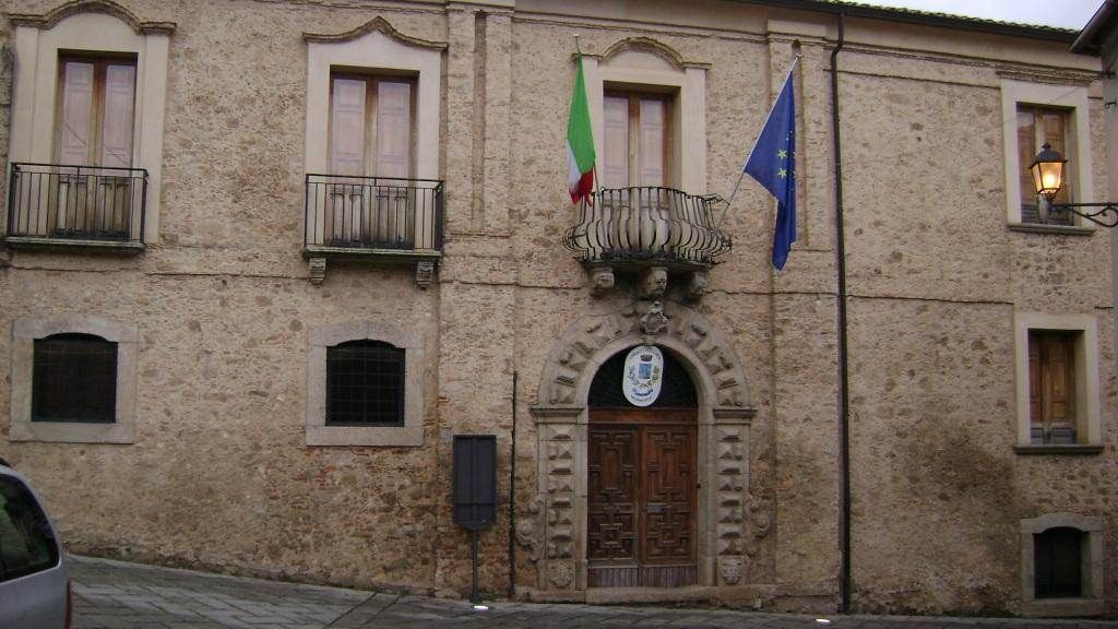 San Pietro di Caridà, in fiamme il seminterrato del municipio