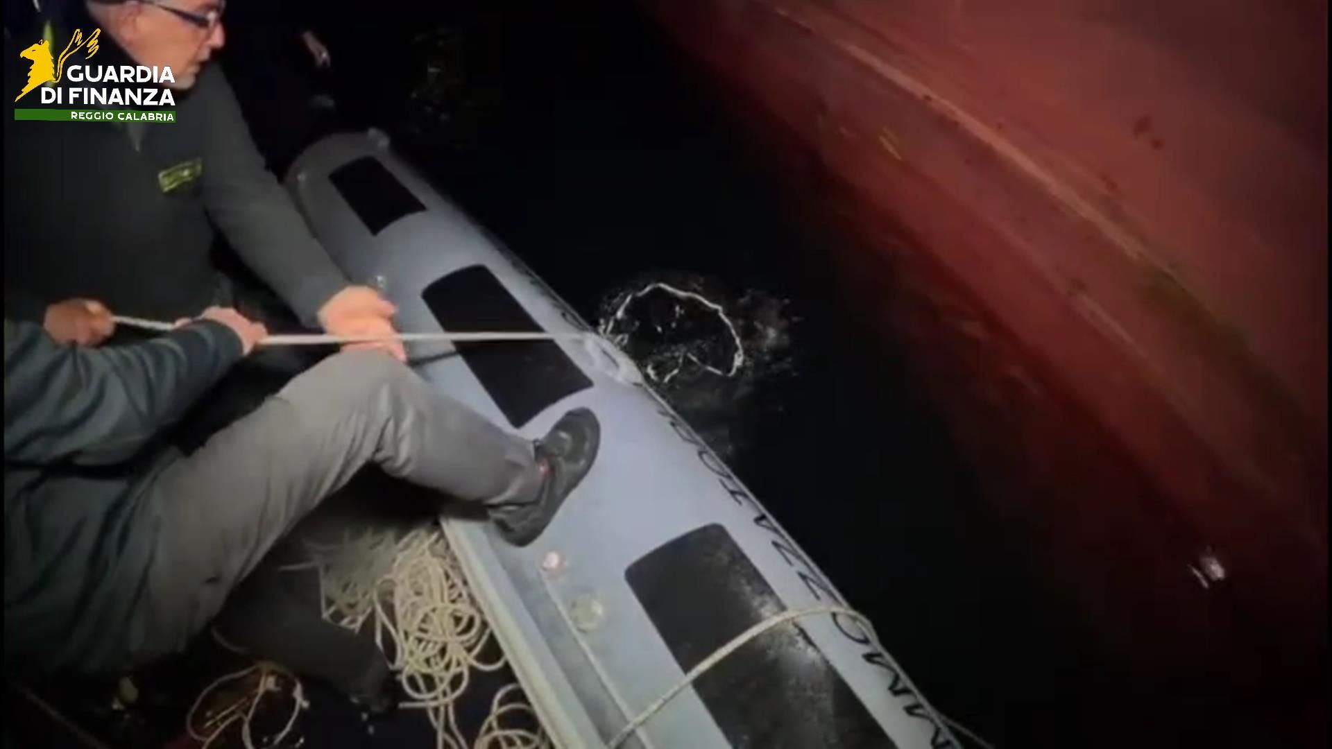 Dagli scanner ai sommozzatori: sequestro di 400 chili di cocaina al porto di Gioia Tauro – VIDEO