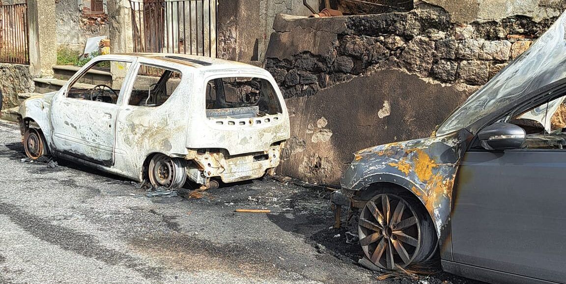 Due auto distrutte dal fuoco ad Acquappesa