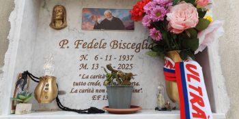 La sciarpa del Cosenza sulla lapide di Padre Fedele, l’appello: «Vi prego, non la prendete più»