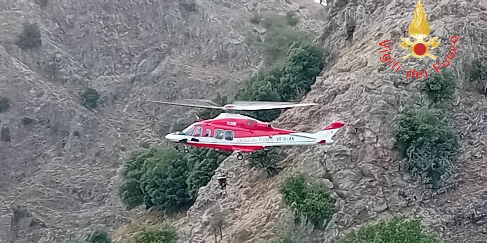 Si sente male durante un’escursione, interviene un elicottero dei vigili del fuoco