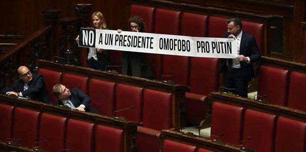 Fontana presidente della Camera, striscione di protesta del Pd