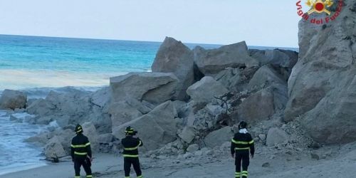 Tragedia sfiorata a Tropea, crollo di massi sul promontorio del Santuario della Madonna dell'Isola - FOTO