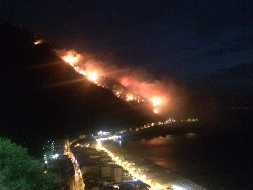 Scilla, vasto incendio lambisce l'A2. Bruciano anche le Serre vibonesi