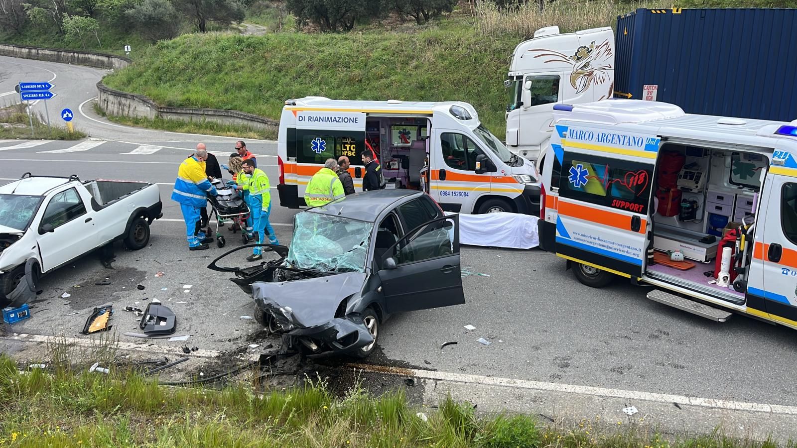 Scontro tra auto nel Cosentino, morto un anziano