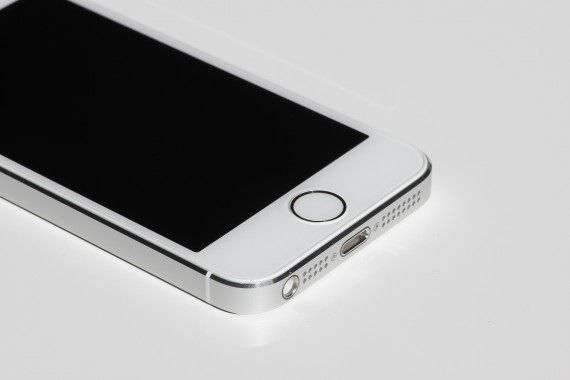 Rende, l'iPhone di Manna divide i social network