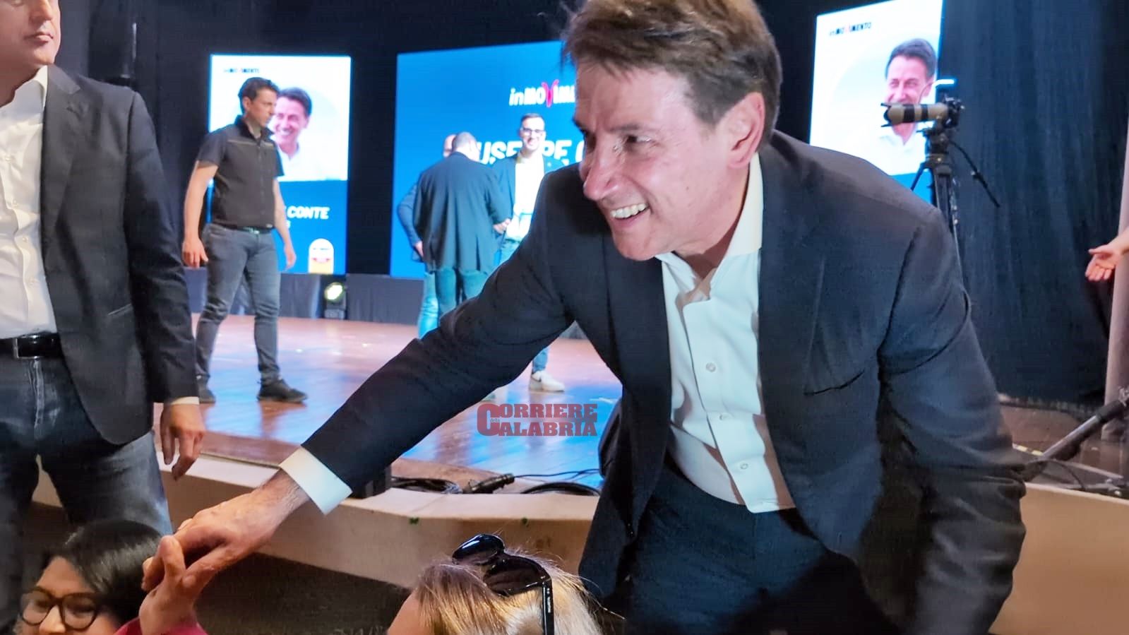 Standing ovation, selfie e campo largo. La lunga giornata di Conte a Corigliano Rossano – FOTO