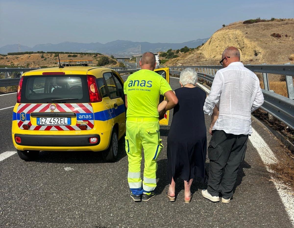 Auto in avaria sulla statale 534 nel Cosentino, soccorsi una 97enne e il figlio