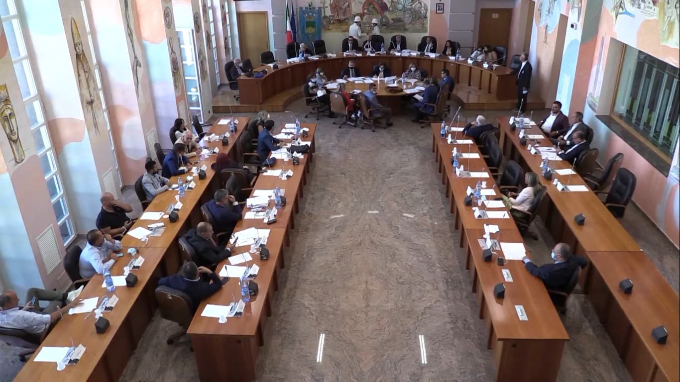 Cosenza, il consiglio approva l'ipotesi di bilancio riequilibrato