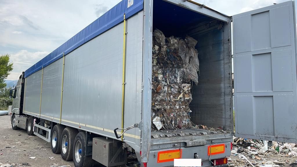 Traffico illecito di rifiuti, oltre 2100 quintali provenienti da fuori regione abbandonati a Villapiana – FOTO