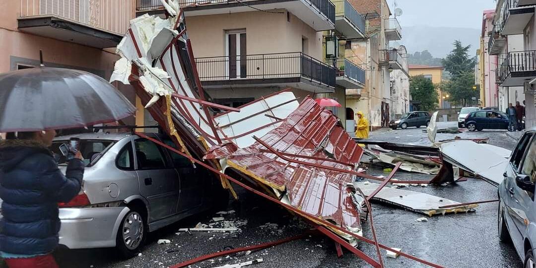 Tromba d’aria nel Lametino: divelta una tettoia a Sambiase, danni nell’hinterland – FOTO