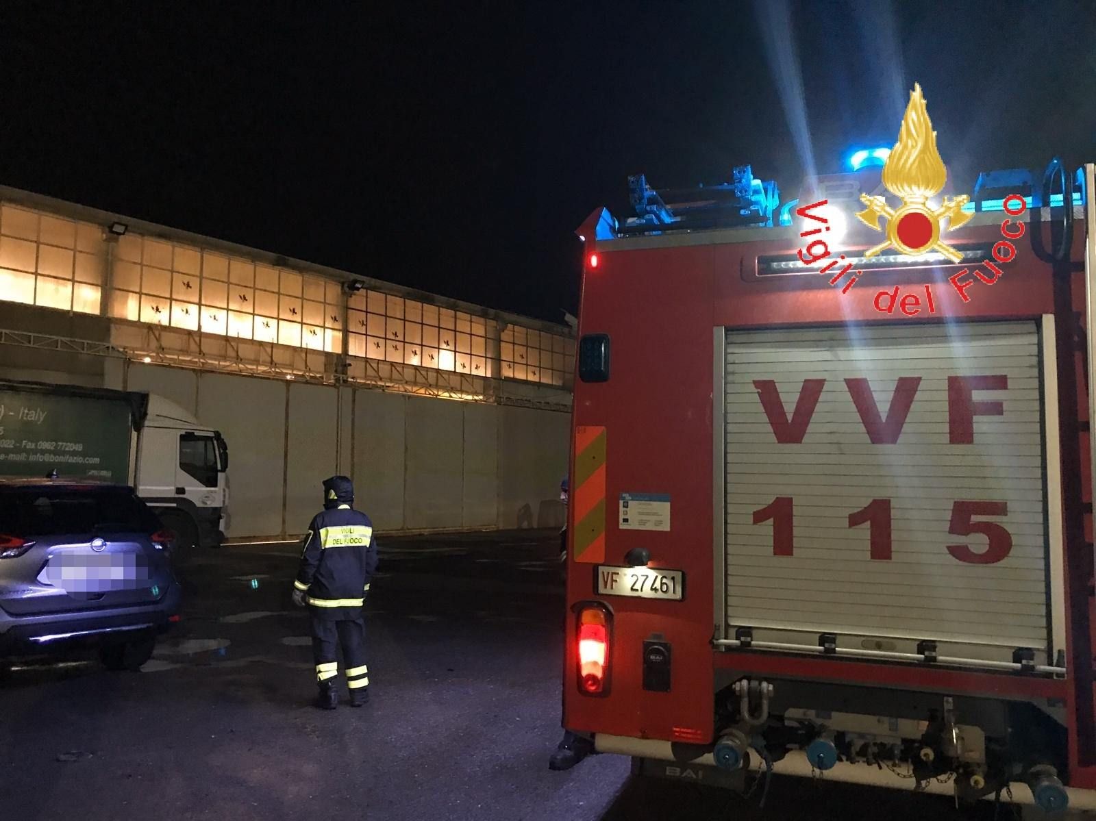 Maltempo, a Catanzaro il tetto di un capannone finisce sui binari – FOTO