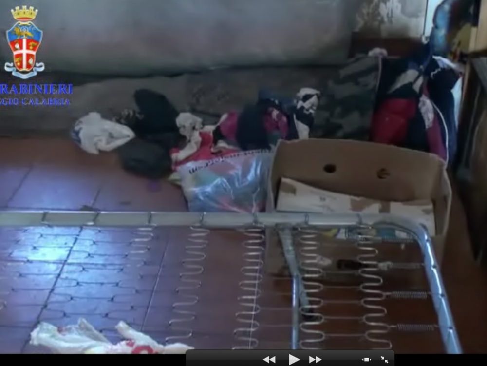 Gioia, sei giovani segregati in un campo rom