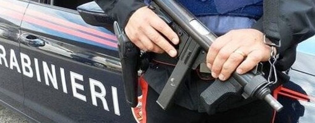 Blitz antidroga, ma i carabinieri vengono aggrediti: 6 feriti