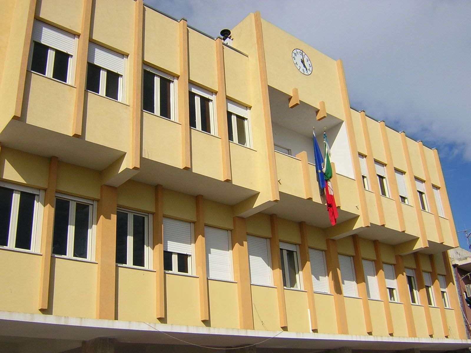 Intimidazione a Careri, danneggiata l'auto del segretario generale del Comune