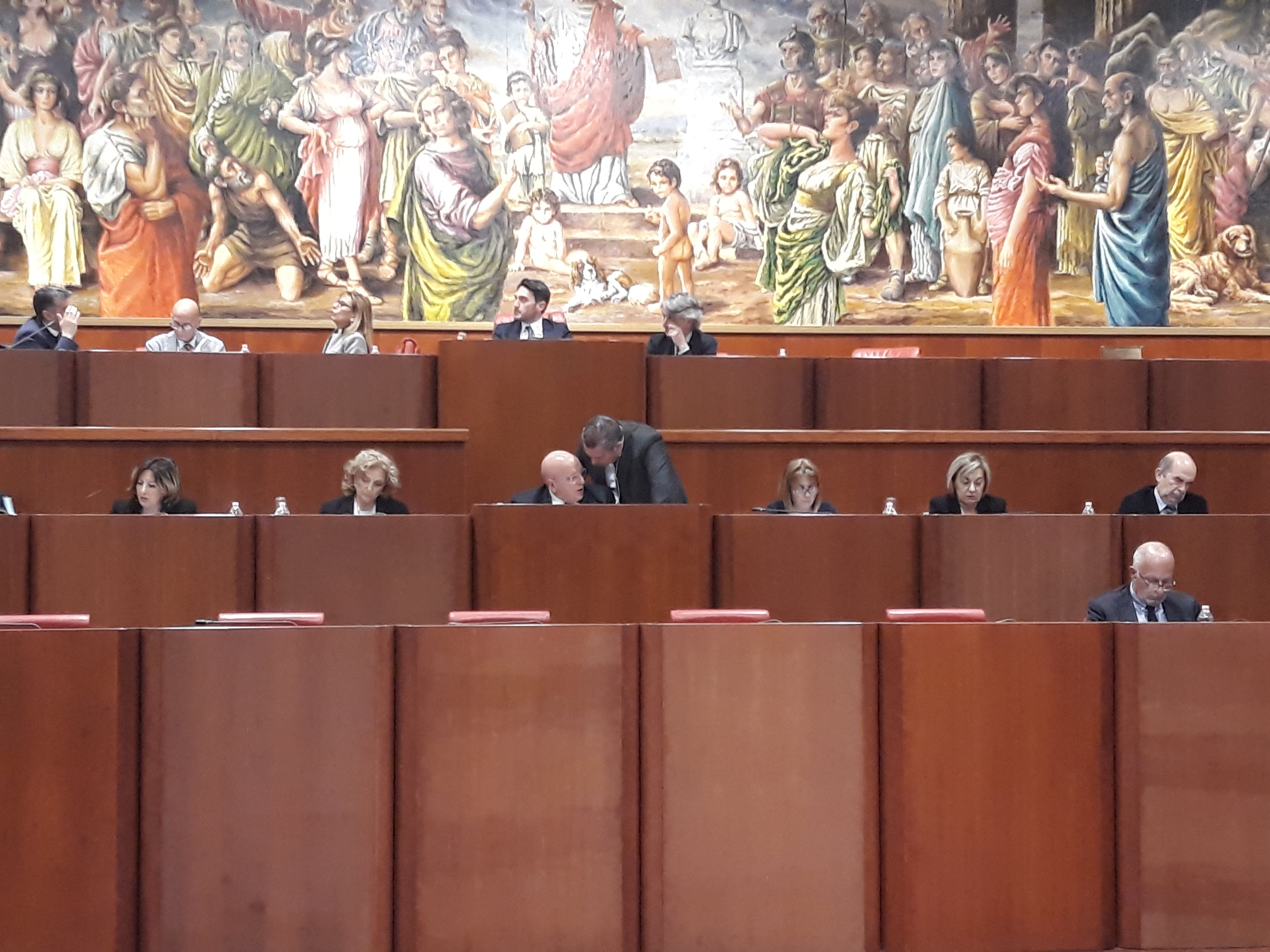 Parità di genere, il Consiglio affossa la legge Sculco