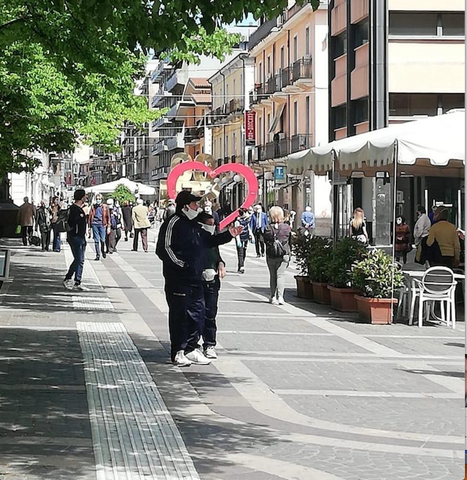 L’appello del medico di Cosenza: «Troppa gente senza mascherina, così non va»