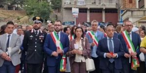 In centinaia alla fiaccolata per Denise a Petilia, il ricordo della zia Marisa: «Ha vissuto solitudine e sofferenza»