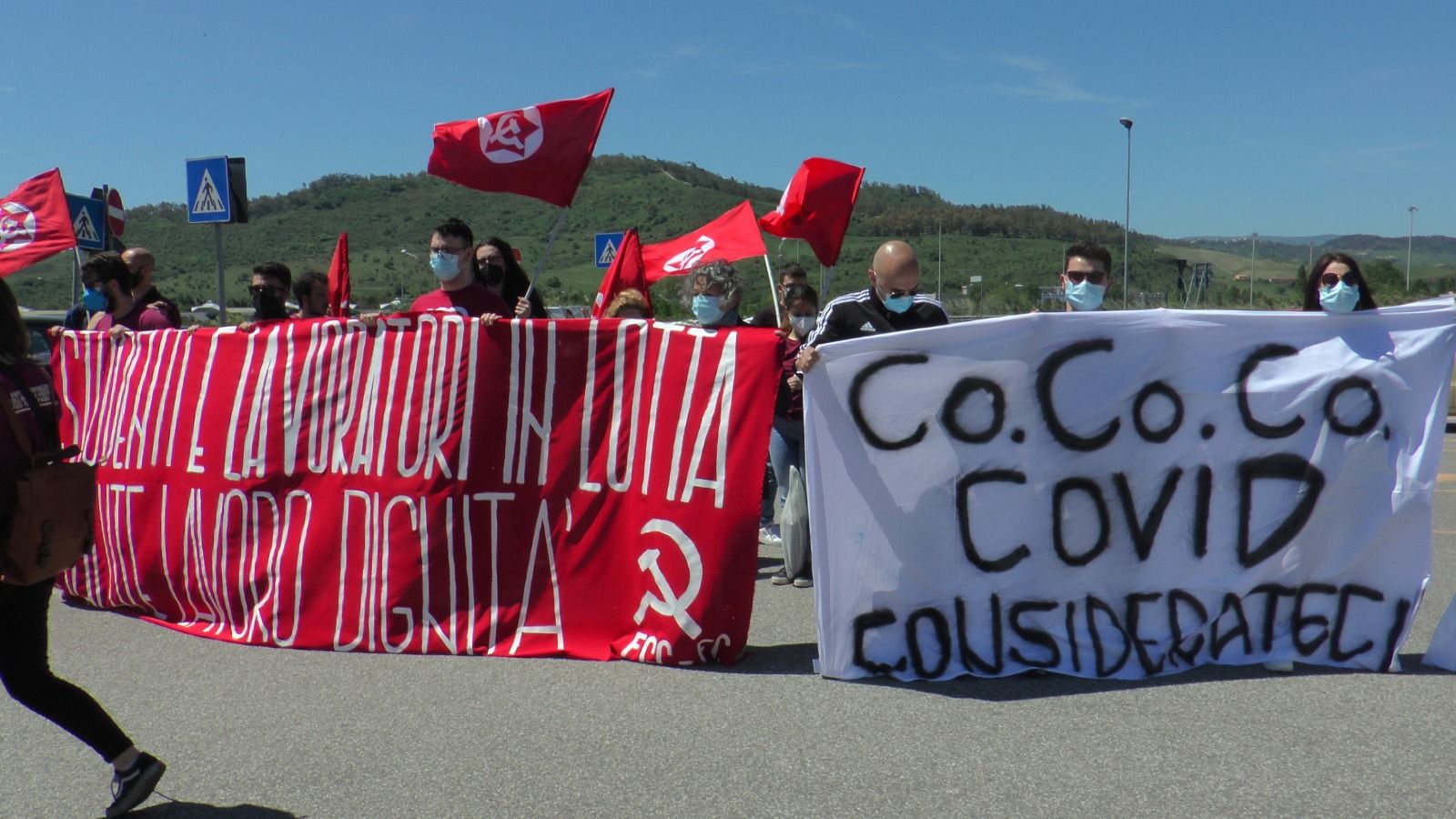 In piazza per lavoro e sanità: 200 voci di protesta alla Cittadella – FOTO